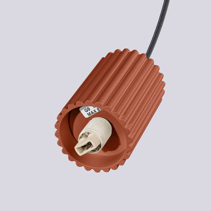 Suspension Halo 1 rouge ocre suspendue au-dessus d'un îlot de cuisine