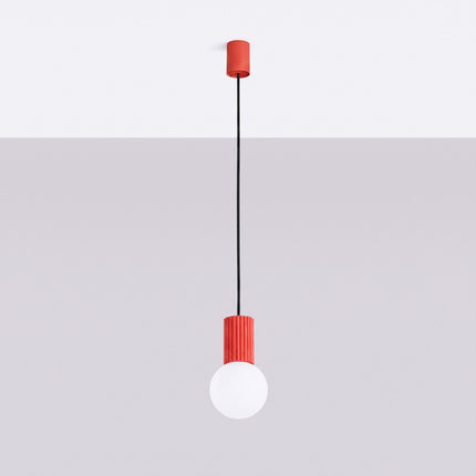 Suspension Halo 1 rouge vif, vue en situation sur fond clair