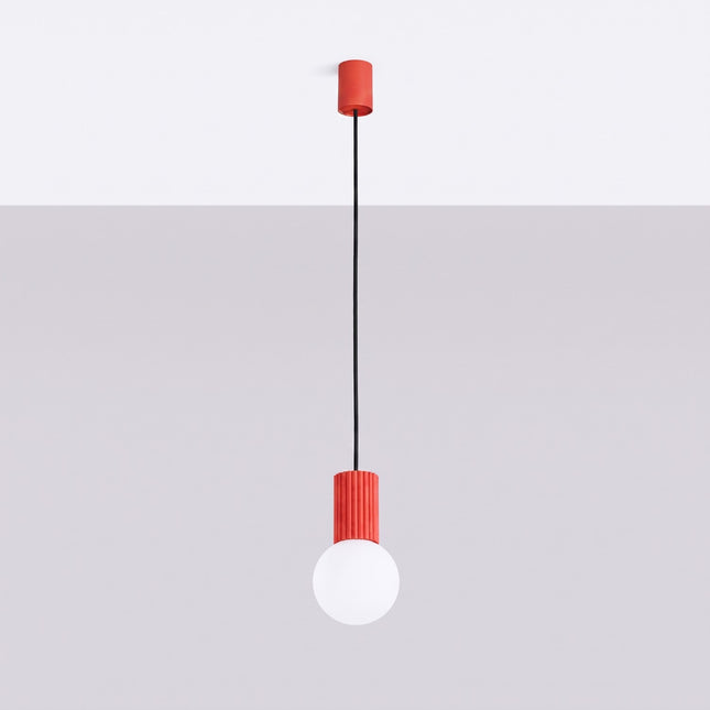 Suspension Halo 1 rouge vif, vue en situation sur fond clair