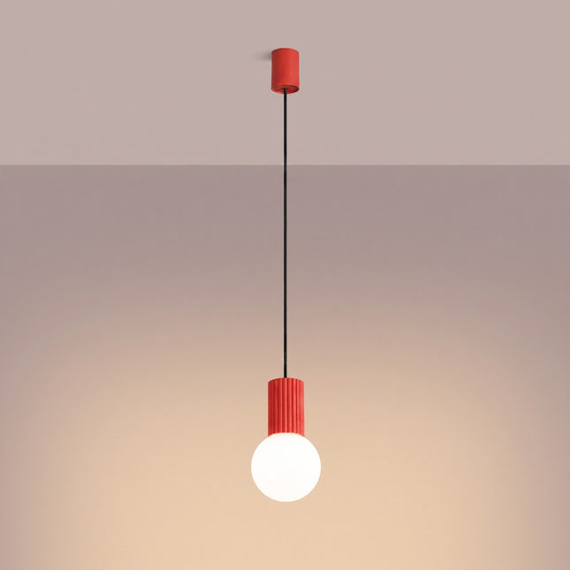 Suspension Halo 1 rouge vif, lumière allumée, diffusion du verre opalin