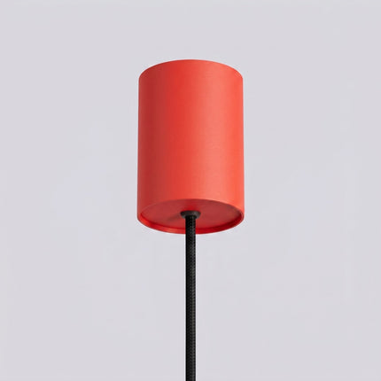 Suspension Halo 1 rouge vif sur fond coloré, vue de trois quarts