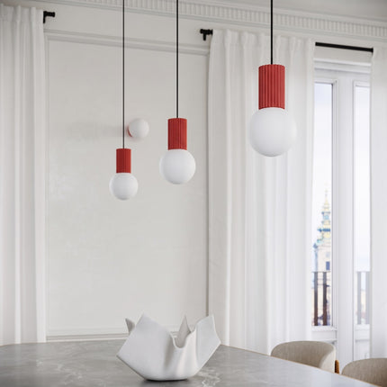 Suspension Halo 1 rouge vif dans un intérieur contemporain
