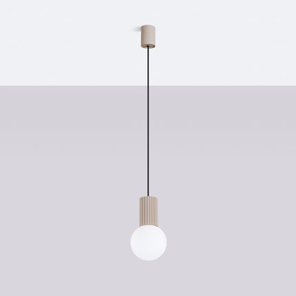 Suspension Halo 1 taupe vue de face, globe en verre opalin et cylindre aluminium nervuré