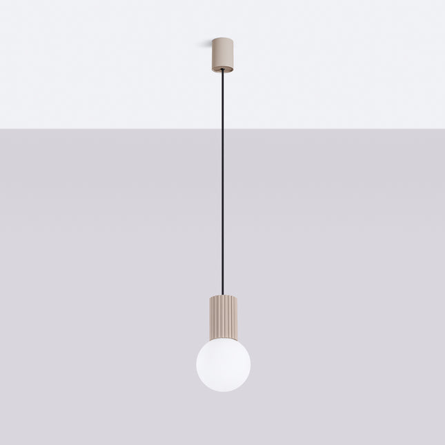 Suspension Halo 1 taupe vue de face, globe en verre opalin et cylindre aluminium nervuré