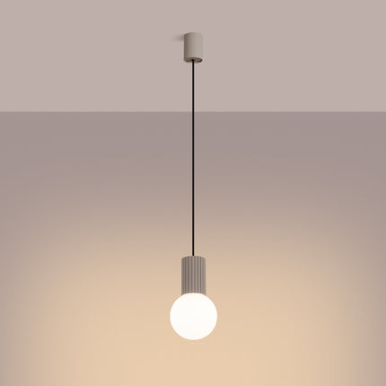 Suspension Halo 1 taupe, détail du cylindre nervuré en aluminium et du câble de suspension