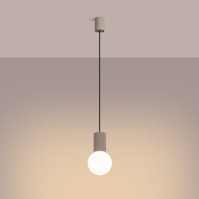 Suspension Halo 1 taupe, détail du cylindre nervuré en aluminium et du câble de suspension