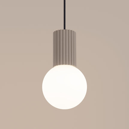 Suspension Halo 1 taupe vue de profil, silhouette fine et globe sphérique en verre opalin