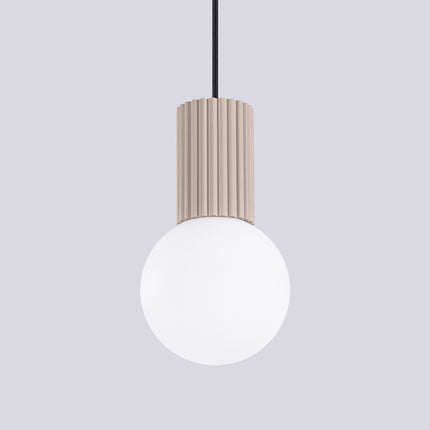 Détail du globe en verre opalin de la suspension Halo 1 taupe, diffusion douce de la lumière
