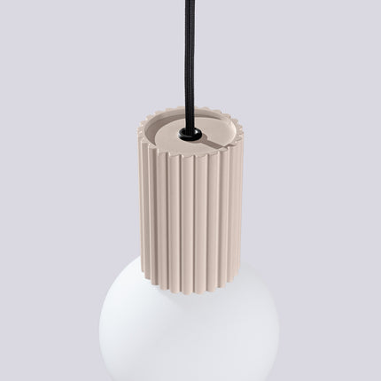 Suspension Halo 1 taupe en situation dans un salon contemporain