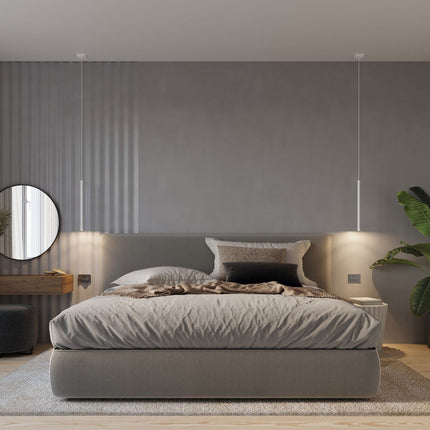 Suspension Halo 1 blanche installée au-dessus d'une table de chevet dans une chambre contemporaine