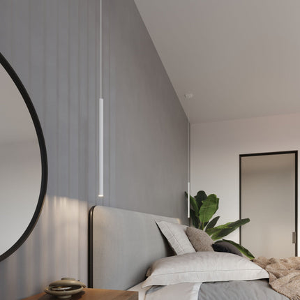 Suspension Halo 1 blanche suspendue près d'un miroir rond, intérieur moderne feutré