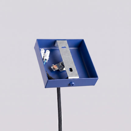suspension halo 1 tube bleu outremer en acier, packshot de trois quarts
