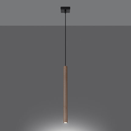 Suspension Halo 1 bois naturel allumée, lumière chaude diffusée vers le bas dans un décor sombre