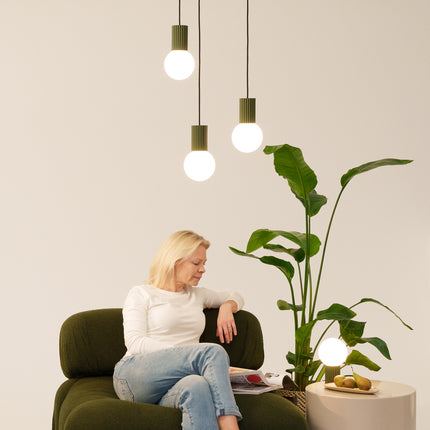 Suspension Halo 1 vert olive, détail de la fixation au plafond et du câble