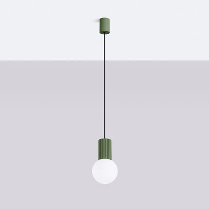 Suspension Halo 1 vert olive vue de face, globe en verre opalin et cylindre aluminium nervuré