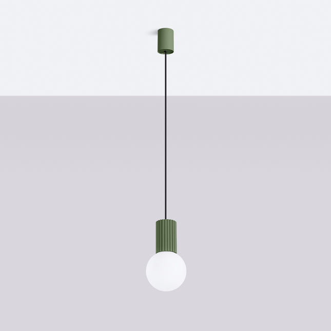 Suspension Halo 1 vert olive vue de face, globe en verre opalin et cylindre aluminium nervuré