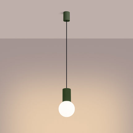 Suspension Halo 1 vert olive, détail du cylindre nervuré en aluminium et du câble de suspension
