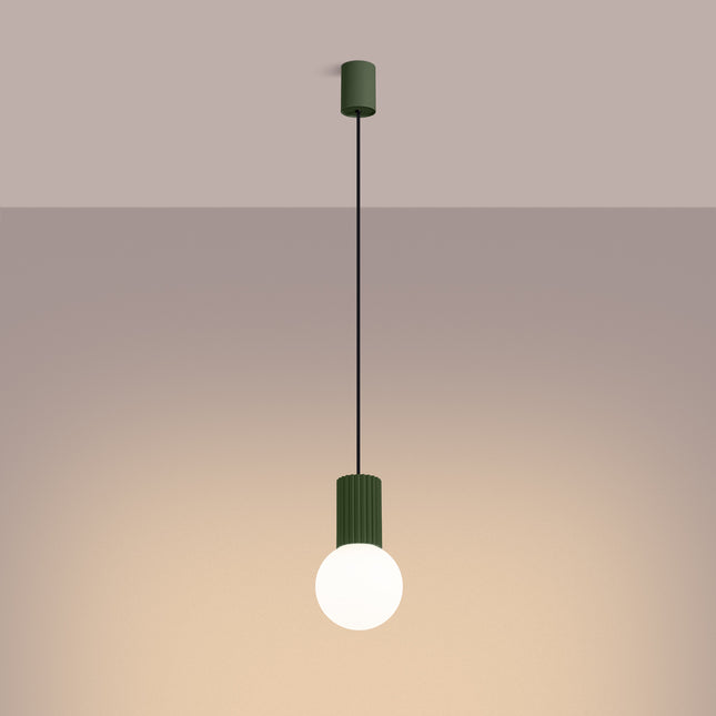 Suspension Halo 1 vert olive, détail du cylindre nervuré en aluminium et du câble de suspension