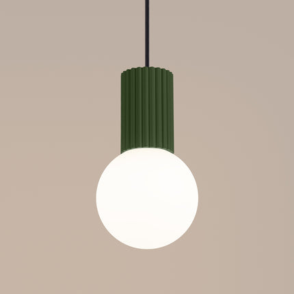 Suspension Halo 1 vert olive vue de profil, silhouette fine et globe sphérique en verre opalin