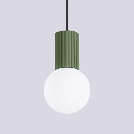 Détail du globe en verre opalin de la suspension Halo 1 vert olive, diffusion douce de la lumière