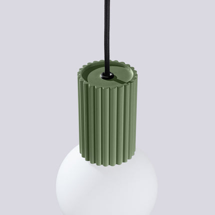 Suspension Halo 1 vert olive en situation dans un salon contemporain