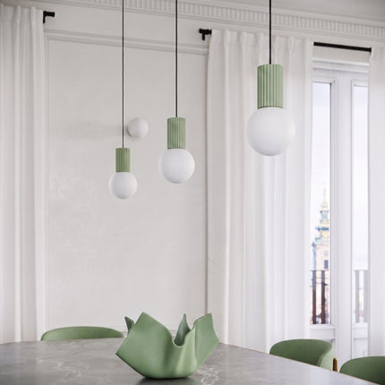 Suspension Halo 1 vert sauge dans un intérieur contemporain