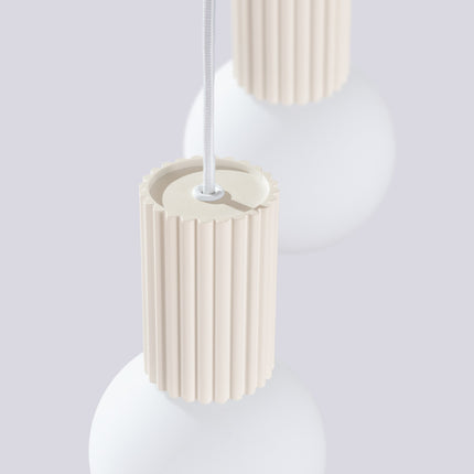 Suspension Halo 2 globes en grappe beige sur fond coloré, vue de trois quarts