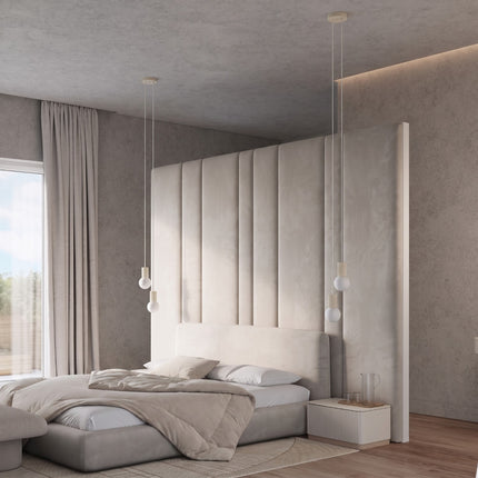 Suspension Halo 2 globes en grappe beige au-dessus d'un îlot de cuisine