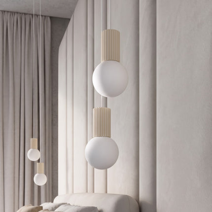 Suspension Halo 2 globes en grappe beige dans un intérieur contemporain