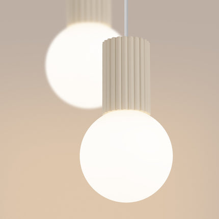 Suspension Halo 2 globes en grappe beige, vue de détail du globe