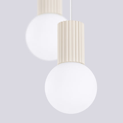 Suspension Halo 2 globes en grappe beige, packshot de trois quarts