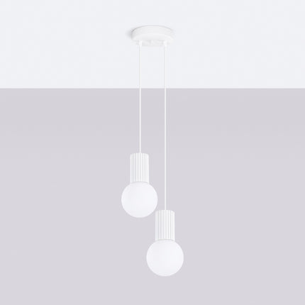 Suspension Halo 2 globes en grappe blanche, vue en situation sur fond clair