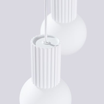 Suspension Halo 2 globes en grappe blanche sur fond coloré, vue de trois quarts