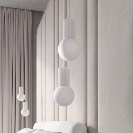 Suspension Halo 2 globes en grappe blanche dans un intérieur contemporain