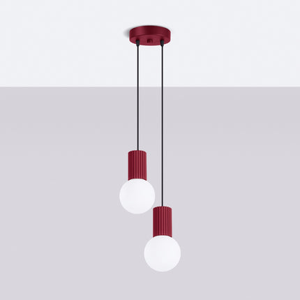 Suspension Halo 2 globes en grappe bordeaux, vue en situation sur fond clair