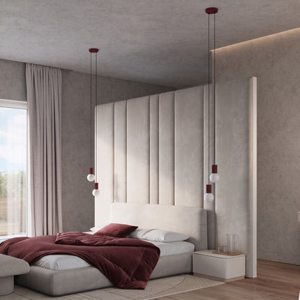 Suspension Halo 2 globes en grappe bordeaux au-dessus d'un îlot de cuisine