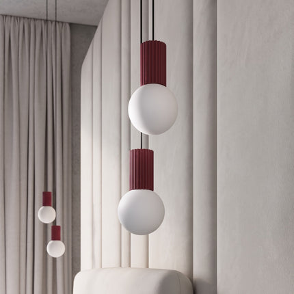Suspension Halo 2 globes en grappe bordeaux dans un intérieur contemporain