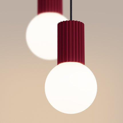 Suspension Halo 2 globes en grappe bordeaux, vue de détail du globe
