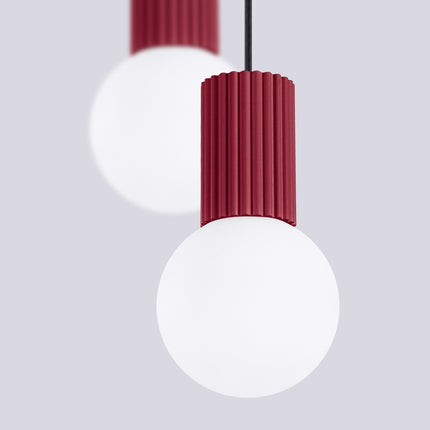 Suspension Halo 2 globes en grappe bordeaux, packshot de trois quarts