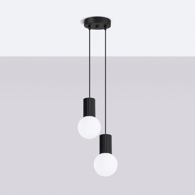 Suspension Halo 2 globes en grappe noire, vue en situation sur fond clair
