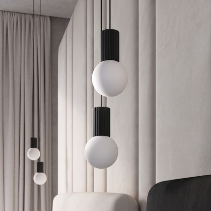 Suspension Halo 2 globes en grappe noire dans un intérieur contemporain