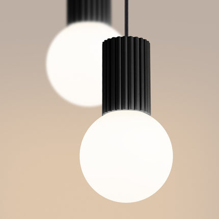 Suspension Halo 2 globes en grappe noire, vue de détail du globe
