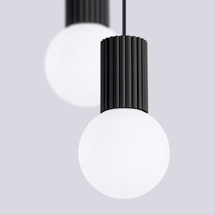 Suspension Halo 2 globes en grappe noire, packshot de trois quarts