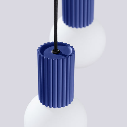 Suspension Halo 2 globes en grappe outremer sur fond coloré, vue de trois quarts