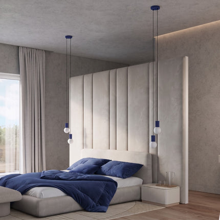 Suspension Halo 2 globes en grappe outremer au-dessus d'un îlot de cuisine