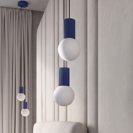 Suspension Halo 2 globes en grappe outremer dans un intérieur contemporain