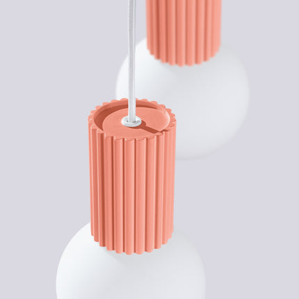Suspension Halo 2 globes en grappe pêche sur fond coloré, vue de trois quarts