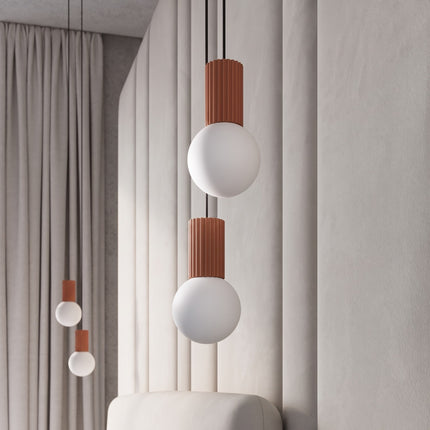 Suspension Halo 2 globes en grappe rouge ocre dans un intérieur contemporain