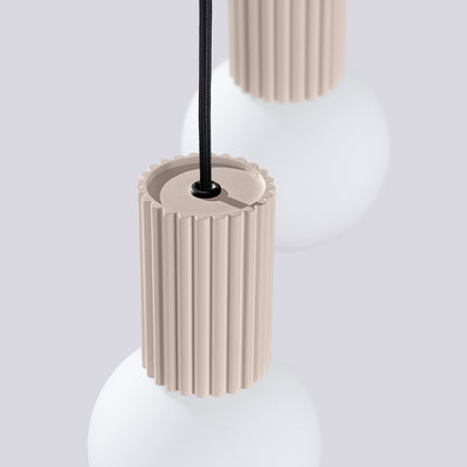 Suspension Halo 2 globes en grappe taupe sur fond coloré, vue de trois quarts