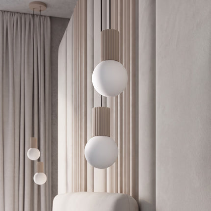Suspension Halo 2 globes en grappe taupe dans un intérieur contemporain